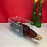 یک عدد نظم دهنده بطری و یک عدد نوشابه در آن